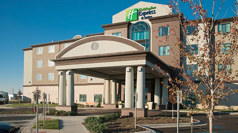 Holiday Inn Express & Suites Kansas City Airport